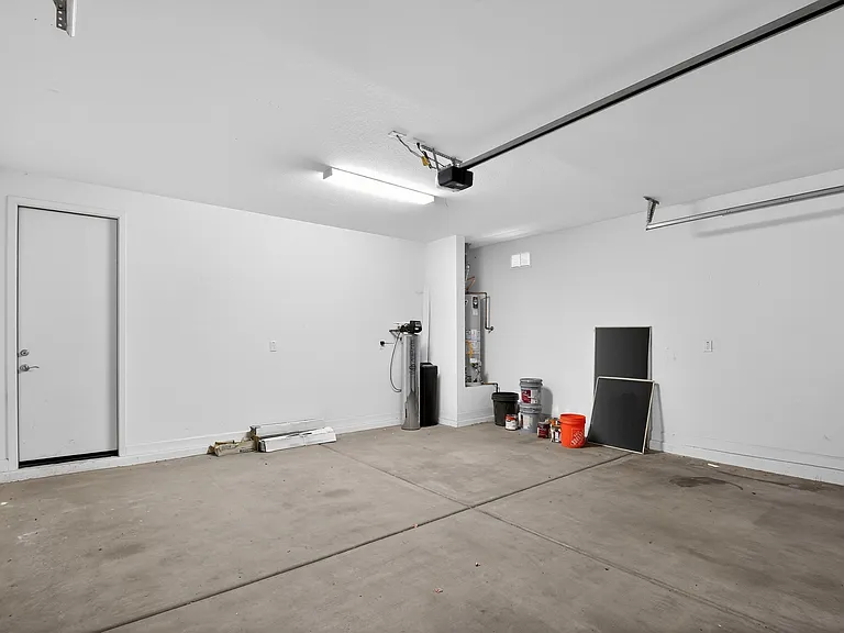 10526 S 56th Ln — Photo 14