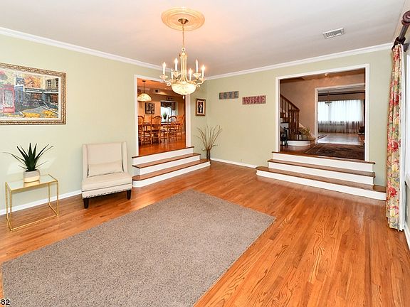 4th image of 160 Canterbury Dr