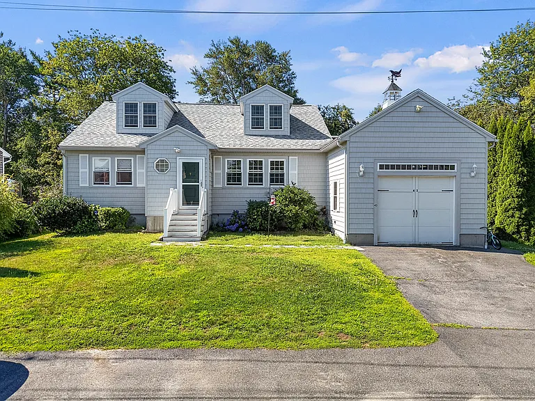 43 Airport Dr — Photo 1