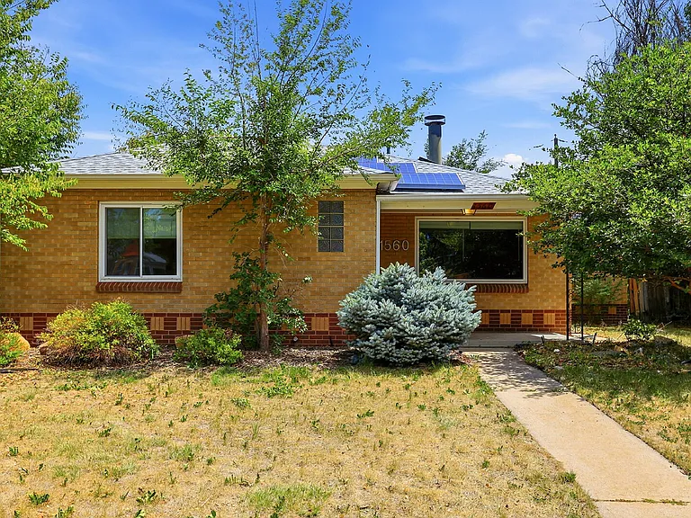 1560 Roslyn St — Photo 27