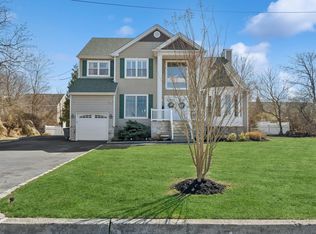 10 Weatherly Pl, Amityville, NY 11701