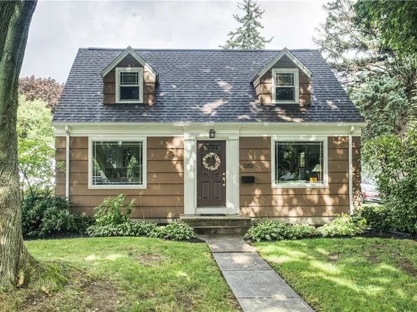202 Somershire Dr, Rochester, NY 14617