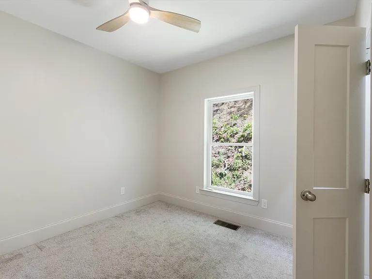 136 Blythe Rd — Photo 12