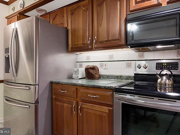 4th image of 1059 Sun Valley Dr