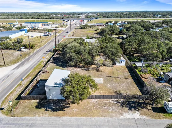 102 Oak St, Rockport, TX 78382