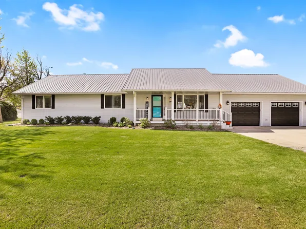 24 Green St, Fisher, IL 61843