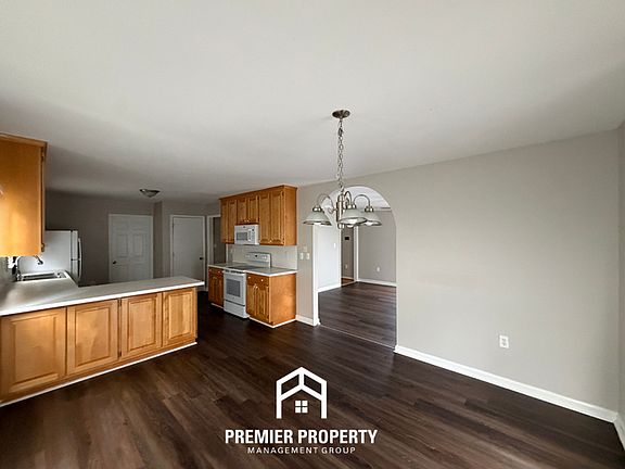 5th image of 7118 Roundstone Dr