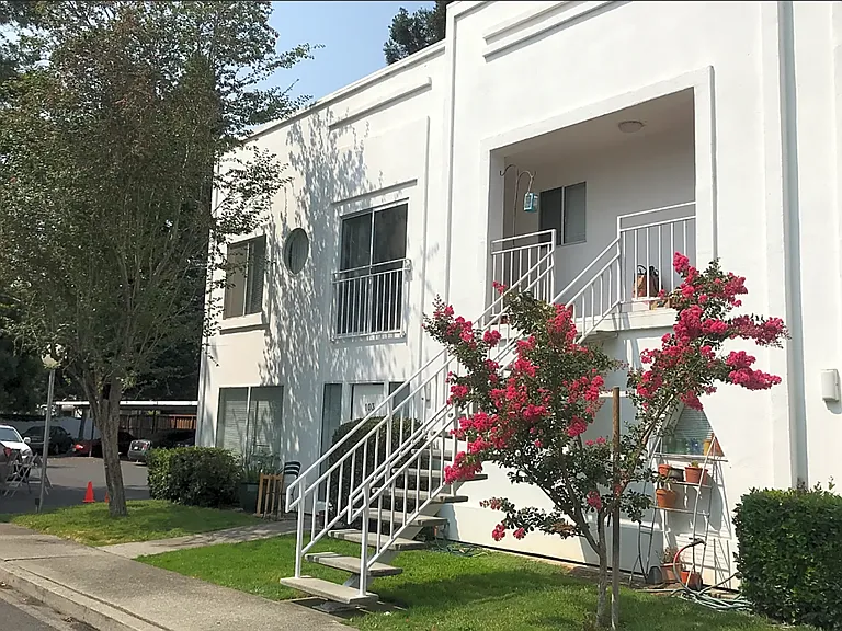 Napa Creek Apartments — Photo 2