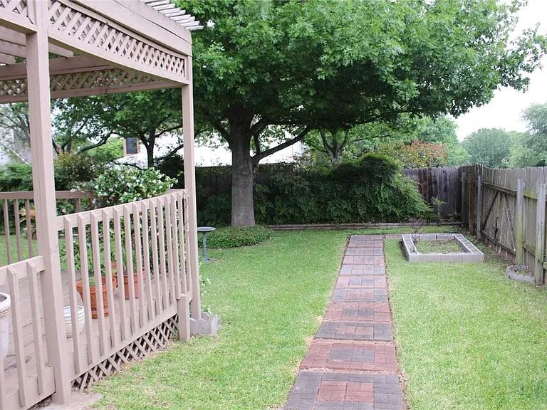 2141 Surrender Ave — Photo 38