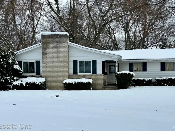 2416 Monte Carlo Dr, Howell, MI 48843