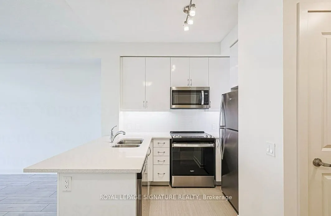 4955 Yonge St — Photo 2