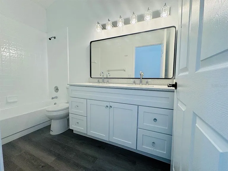 215 Hollowbrook Cir — Photo 9