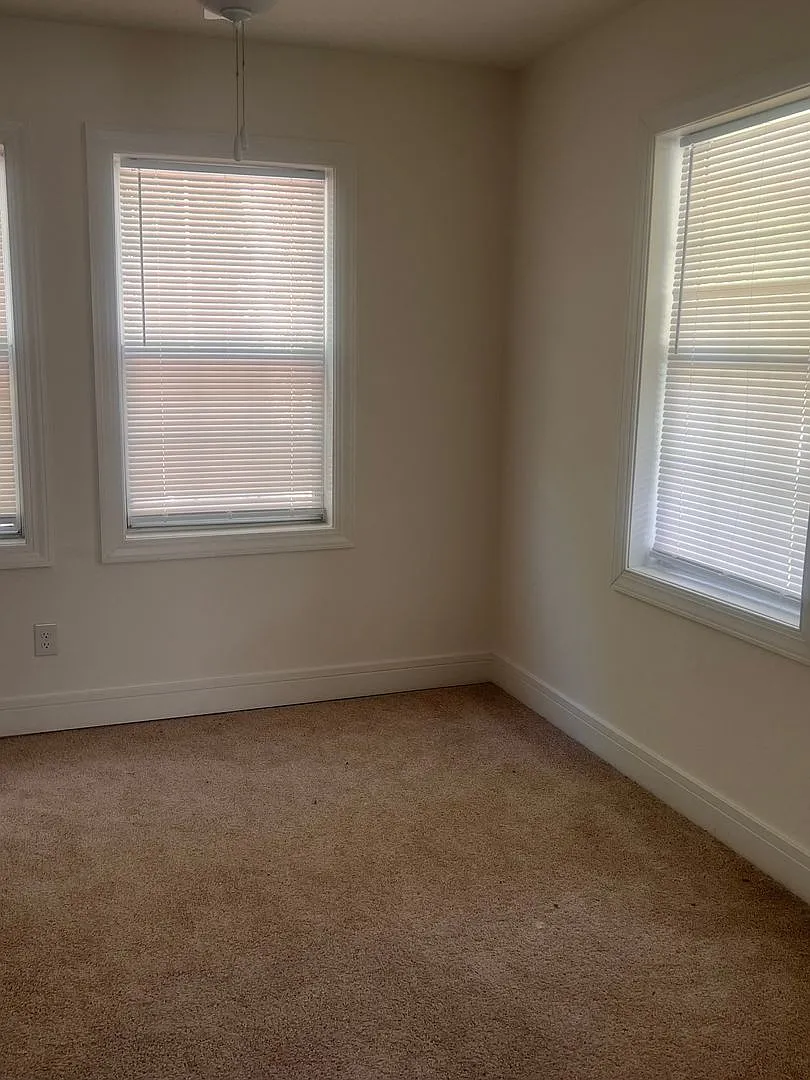 Three Bedroom Two Bathroom House — Photo 3