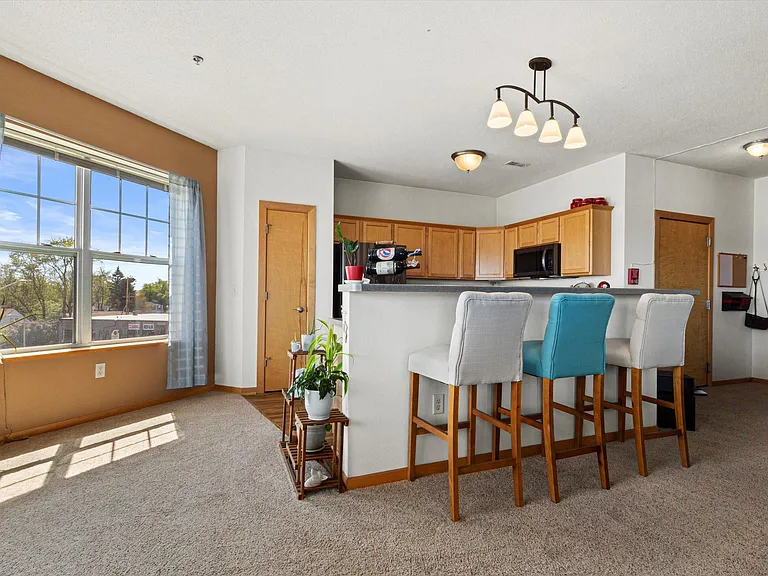 Large Breakfast Bar with ample sunlight