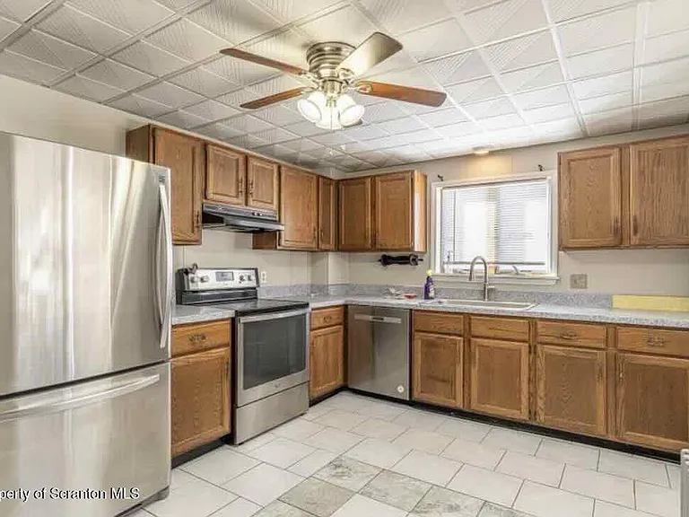 112 E Grove St — Photo 2