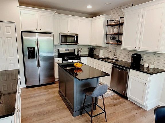 3rd image of 528 Silverton Dr