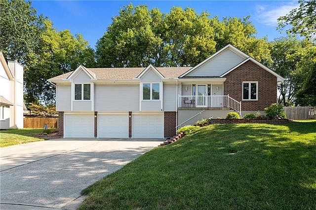 1st image of 421 NW Chateau Dr