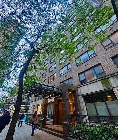 210 E 47th St #7D — Photo 17