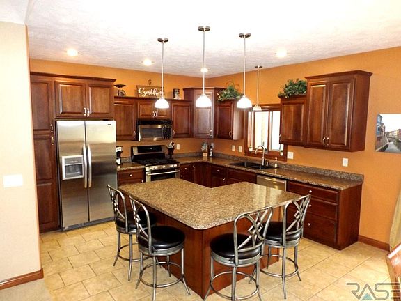 2nd image of 1100 W Glen Eagle Cir