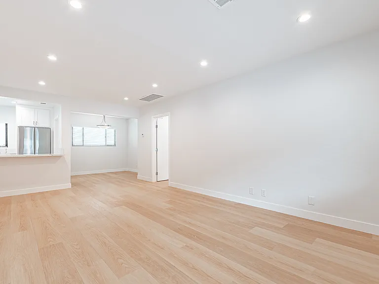 418 N Palm Dr #1 — Photo 2