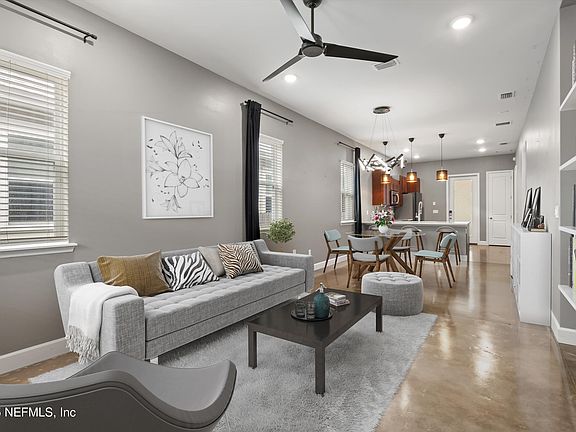 5th image of 419 E 4TH Street