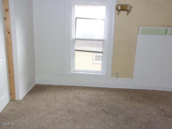 3rd image of 416 Douglas Ave #2