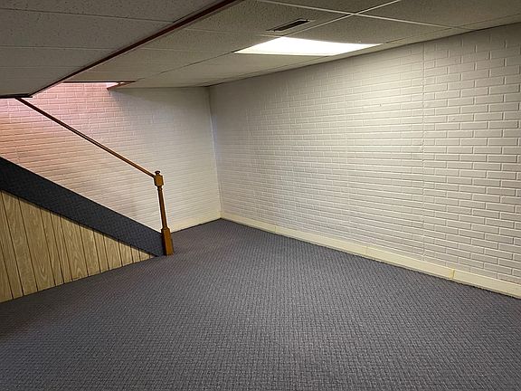 5th image of 105 Linn St