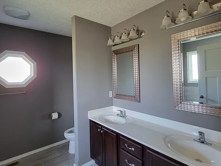 100 Hawthorn Ave — Photo 5