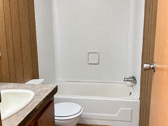 4th image of 210 Lewis St