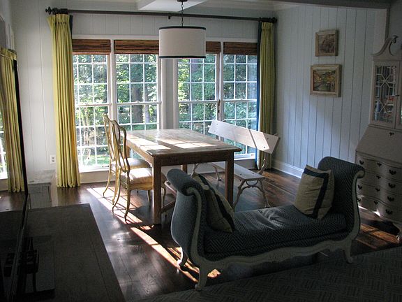 breakfast area next to kitchen