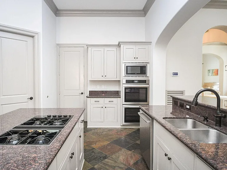 2702 Tudor Mnr — Photo 16