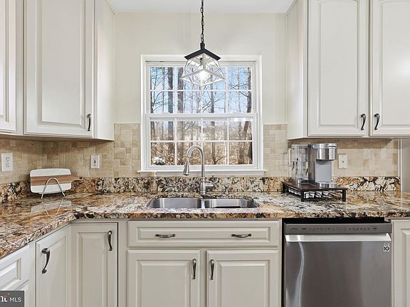 4th image of 11 Silverthorn Ct