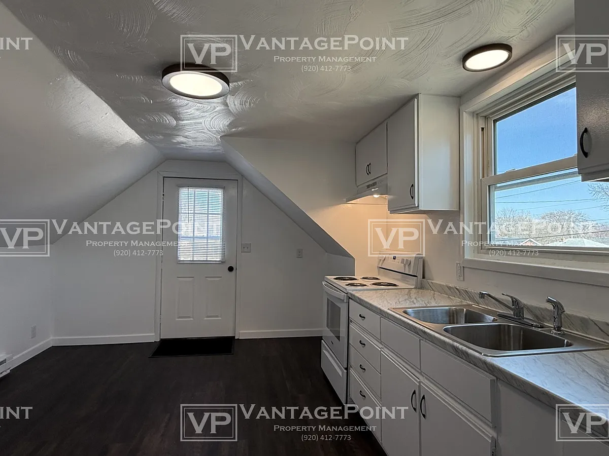 Building Photo - 856 1/2 Mather St