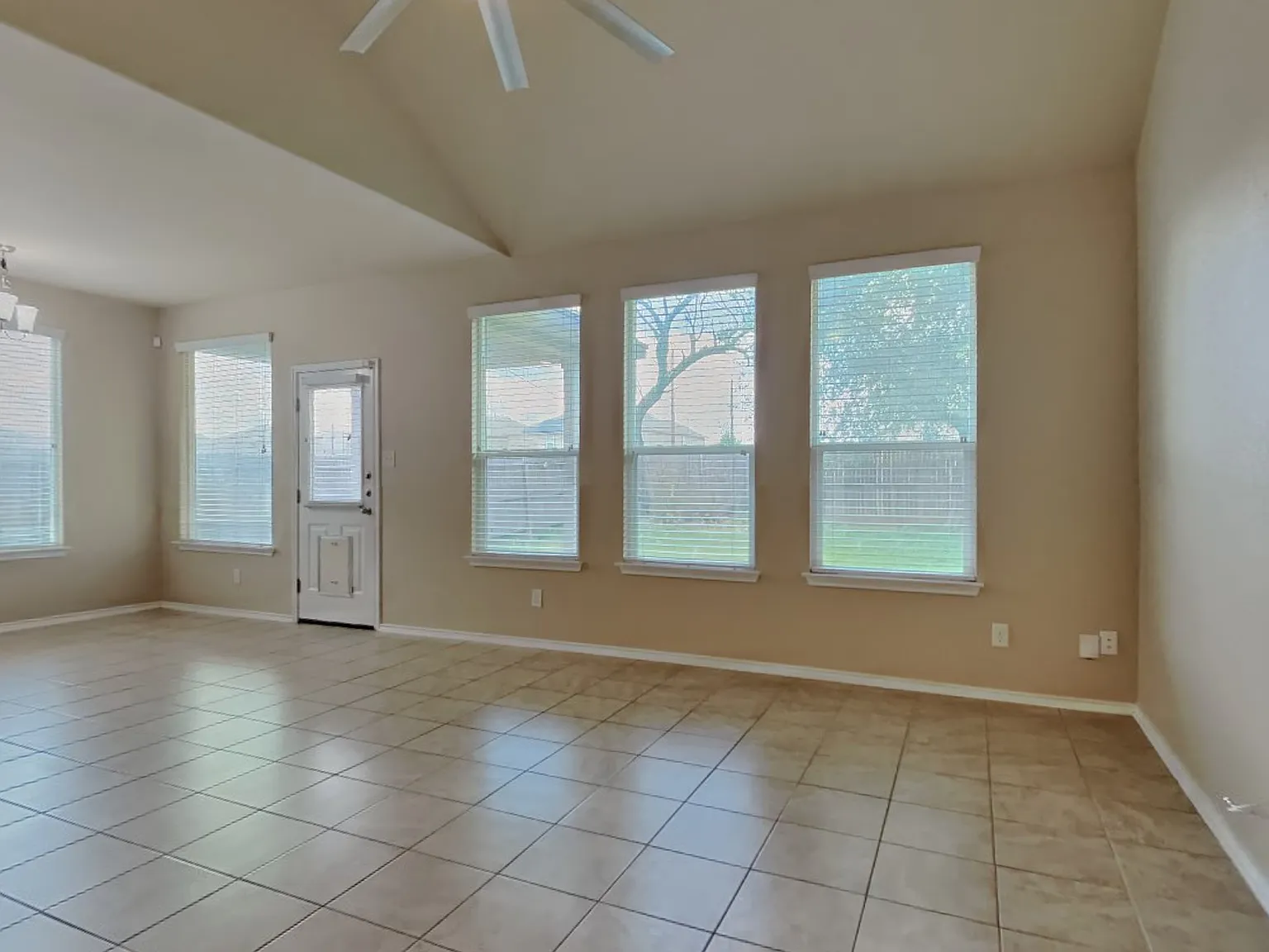 4 bed, 2.5 bath, 2360 sqft, $2,095 — Photo 2