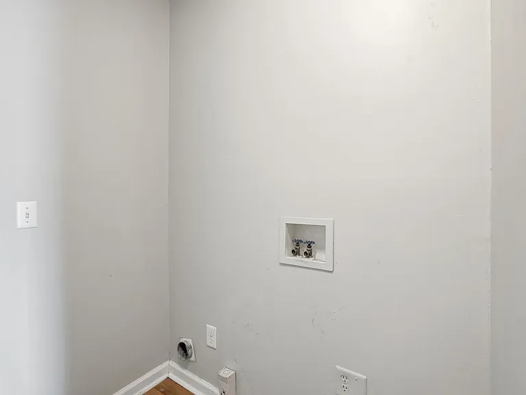 124 Hall St — Photo 24
