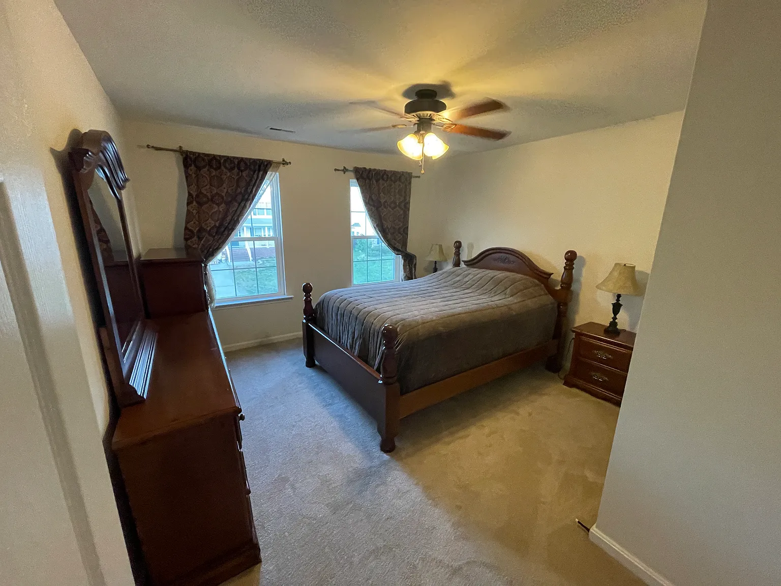 5 bed, 3.5 bath, 3943 sqft, $1,200 — Photo 2