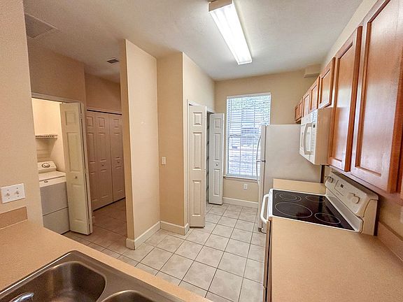 4th image of 861 NW 21st Ave