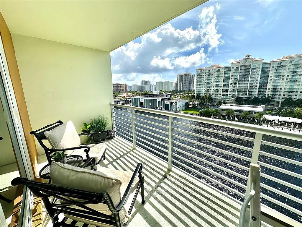 1 bed, 1.0 bath, 730 sqft, $2,700 — Photo 2