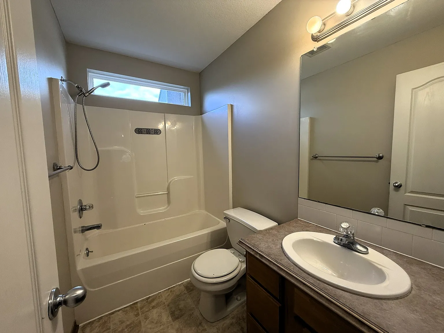 4 bed, 2200 sqft, $2,100 — Photo 4