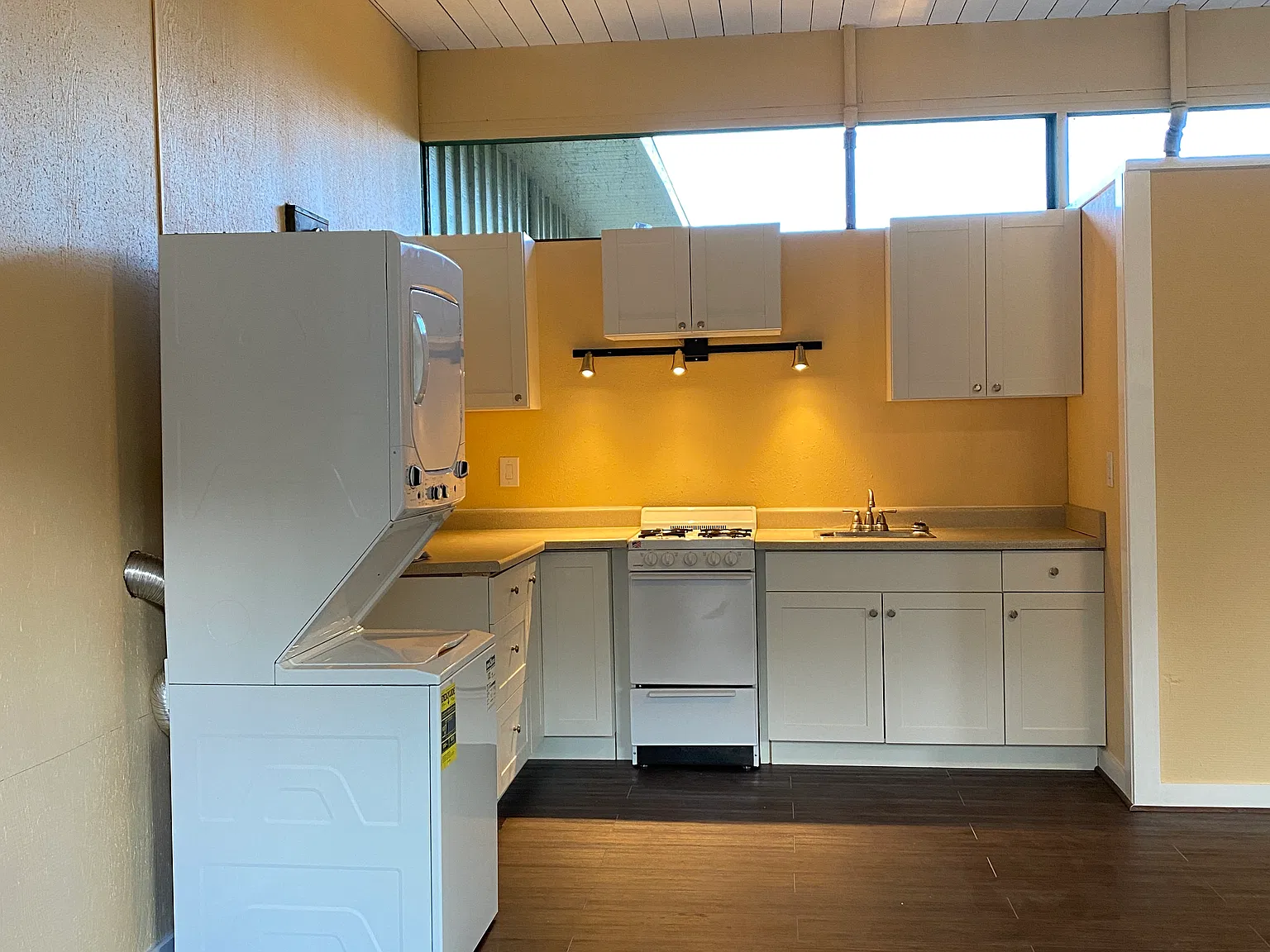 Studio, $1,400 — Photo 1