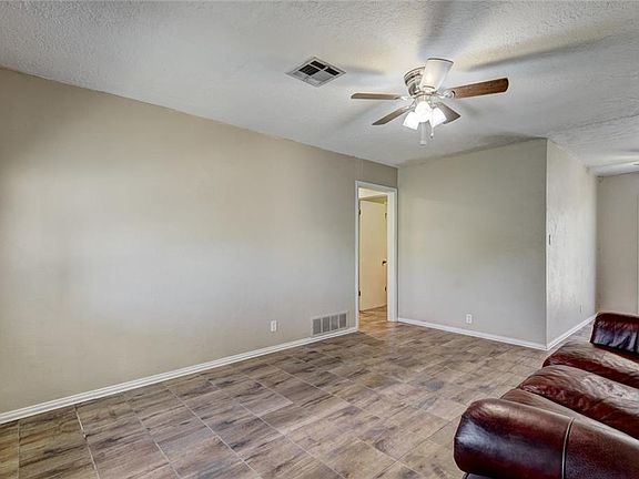 3rd image of 1018 Biloxi Dr