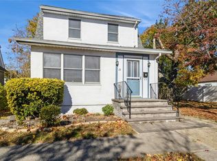 23 Evergreen Dr, Lindenhurst, NY 11757