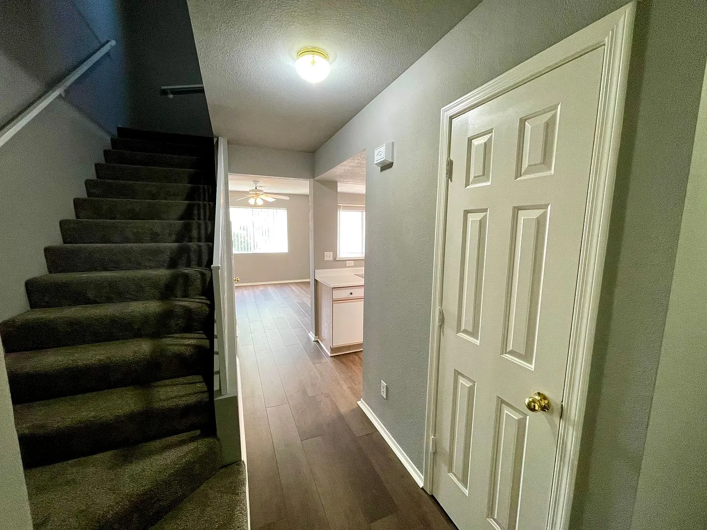 Nice 3 bedroom, 2.5 bathroom home in quiet neighborhood — Photo 2
