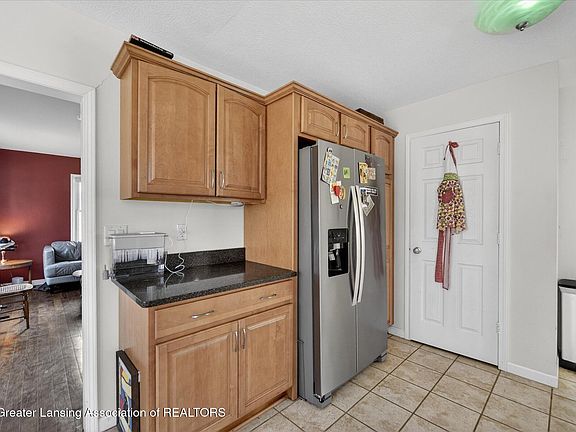 4th image of 630 E Greenlawn Ave