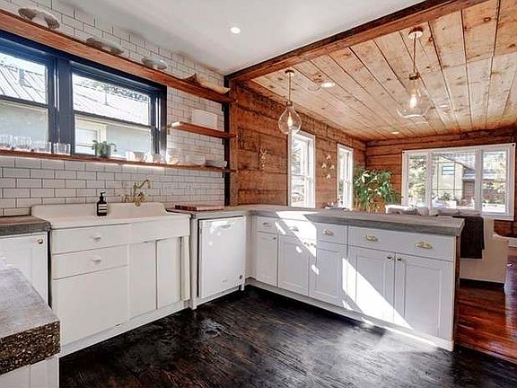 View from the kitchen to the
spacious living area.