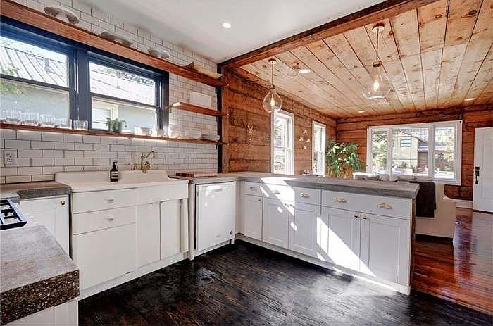 View from the kitchen to the
spacious living area.