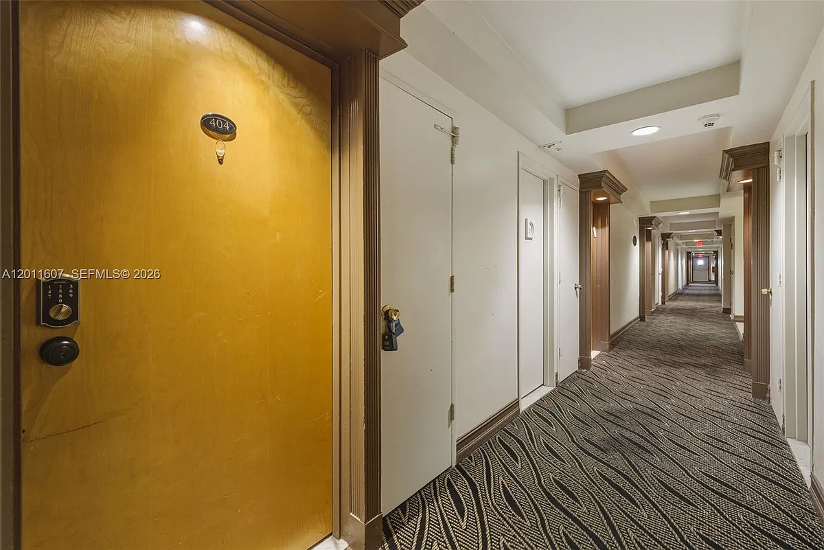 Building Photo - 9195 Collins Ave #404