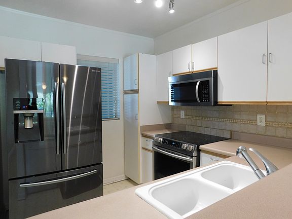 3rd image of 95-895 Wikao St APT E304