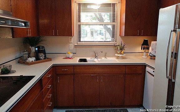 5th image of 218 Serenade Dr
