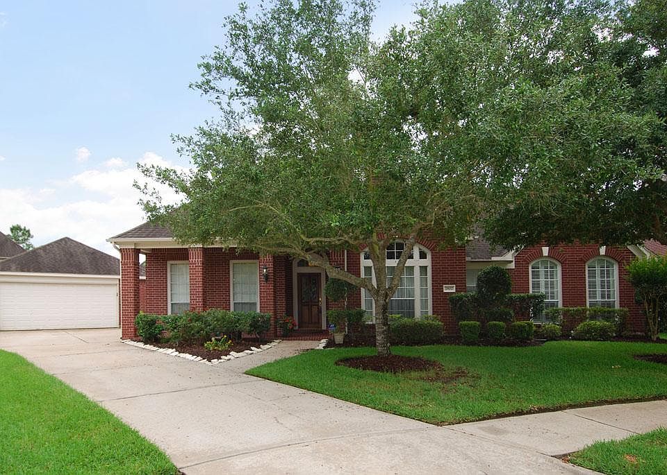One-story 4/3/2 home located in cul-de-sac.